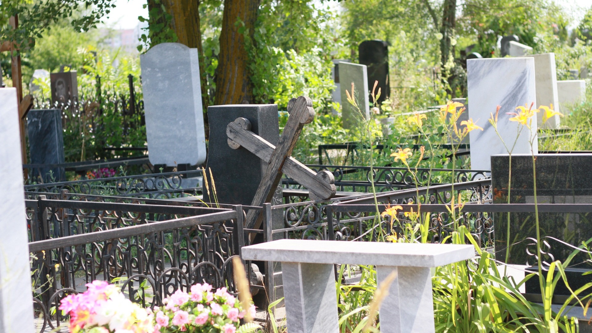 Вандалы разгромили кладбище в Талице