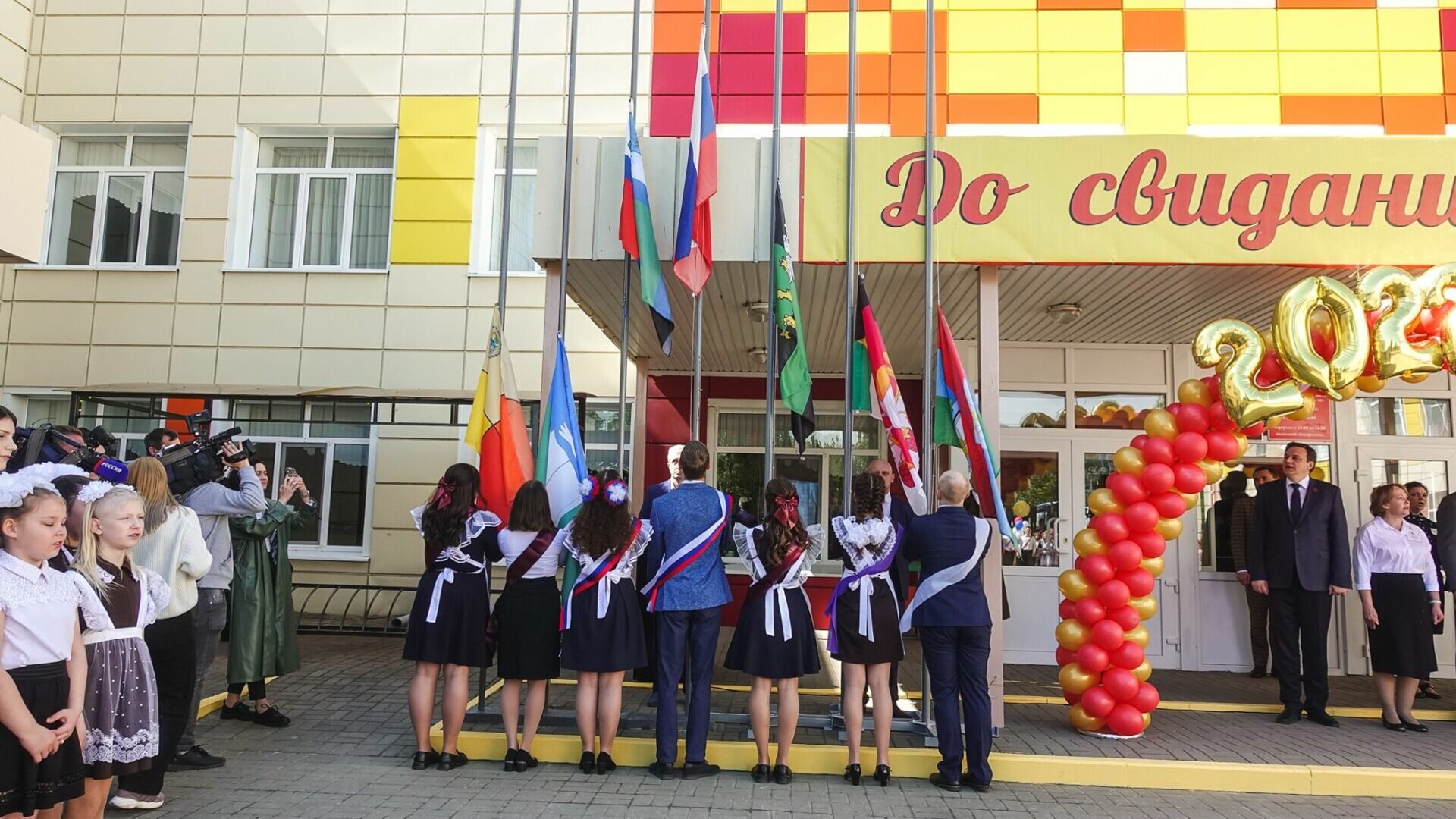Школьникам Екатеринбурга напомнили о необходимости соблюдения порядка в выпускные