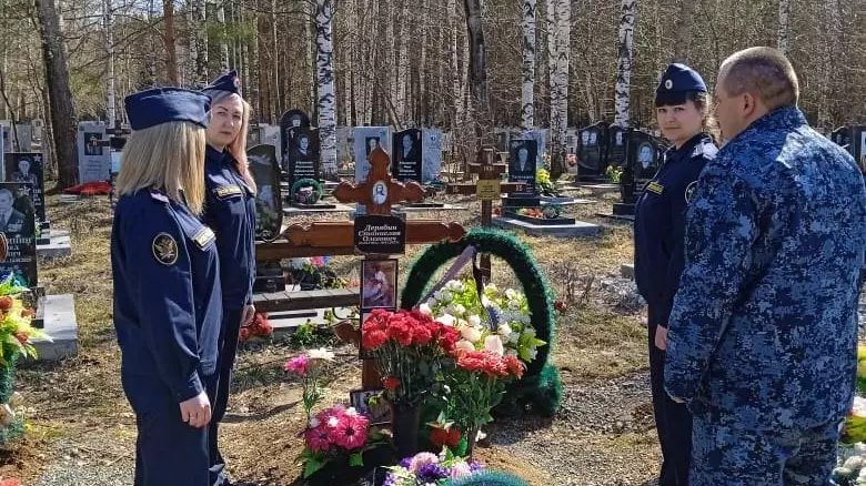 На Урале сотрудники ГУФСИН почтили память погибшего на СВО сослуживца