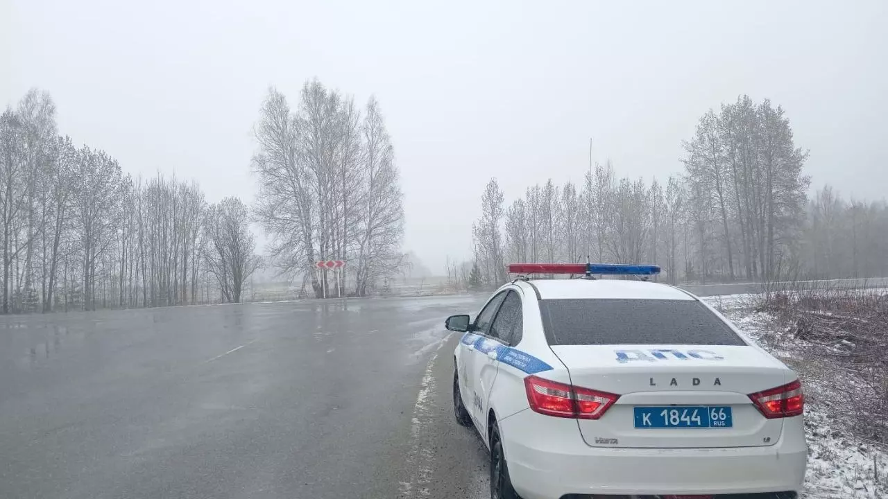 На севере Свердловской области дороги завалило снегом