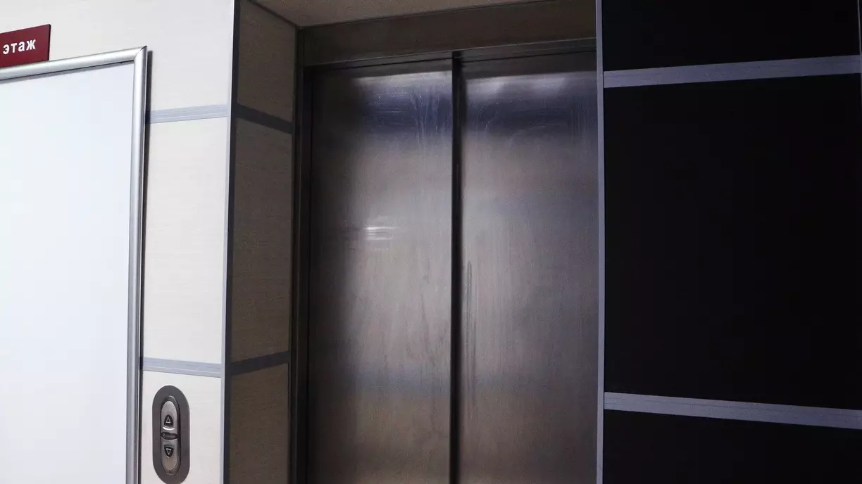Ребенок застрял в лифте в 20-этажном доме в центре Екатеринбурга