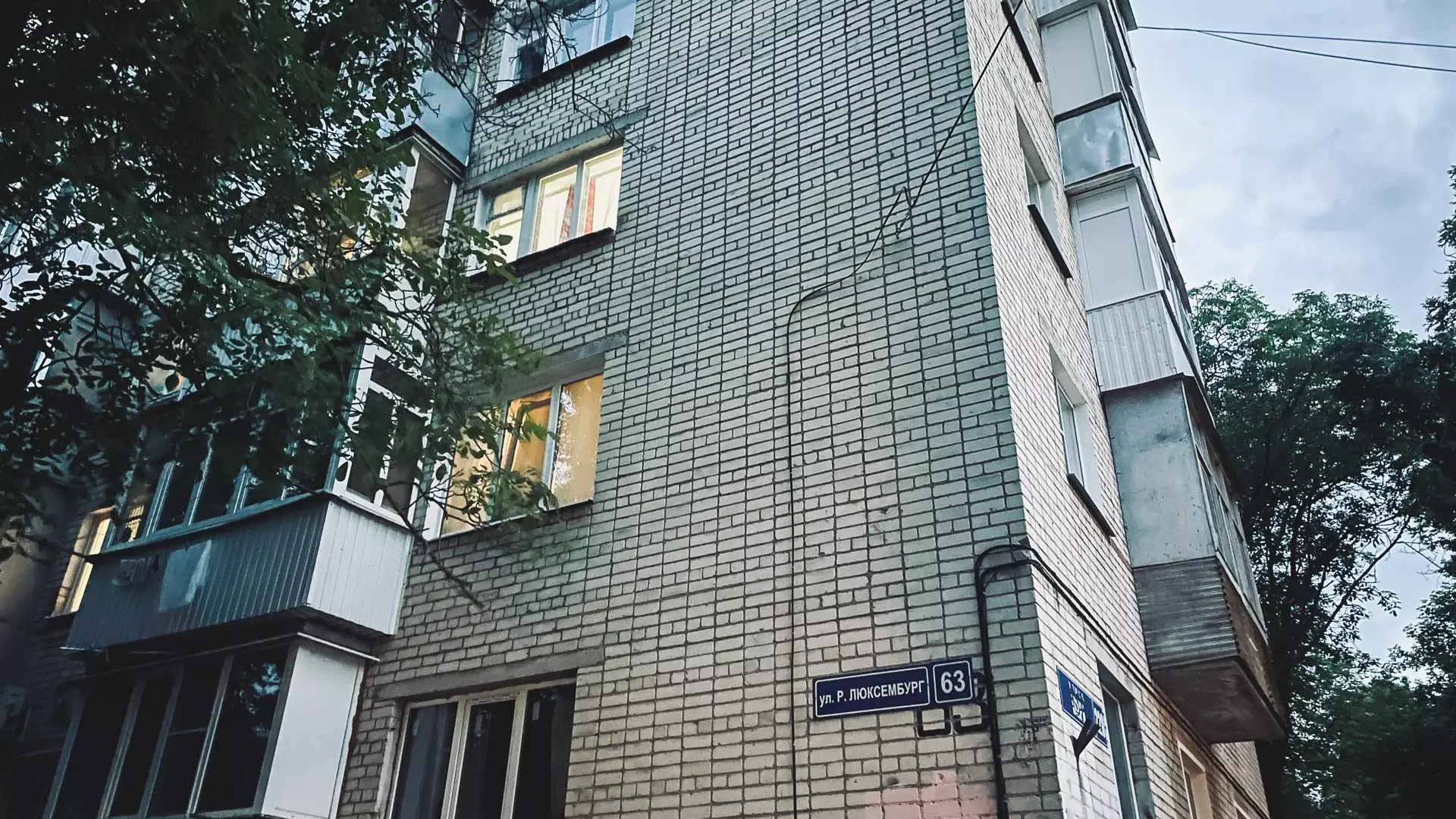 Резавшая себя на окне жительница Екатеринбурга работает кассиром