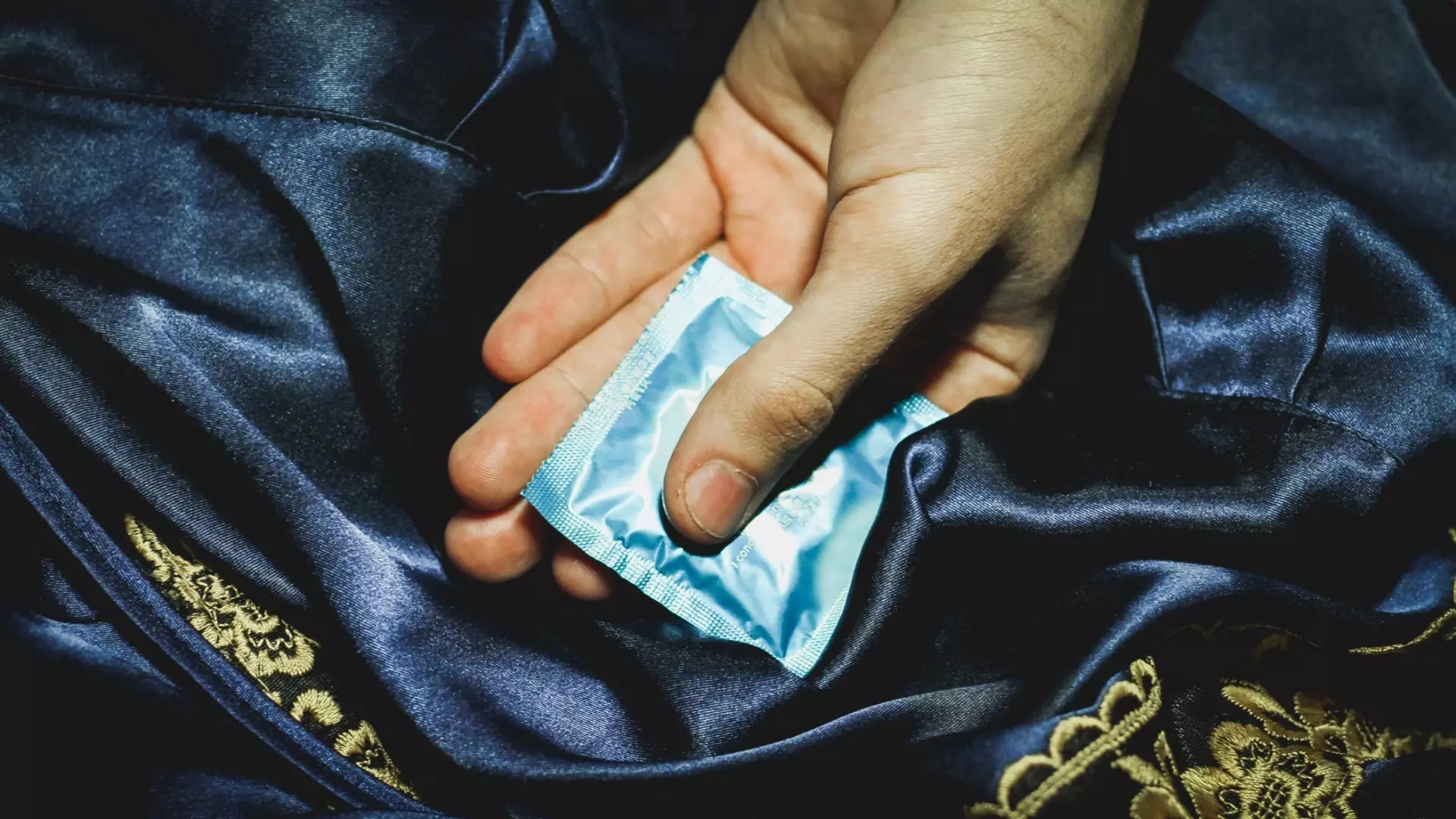 В Екатеринбурге подростки украли у студентки презервативы