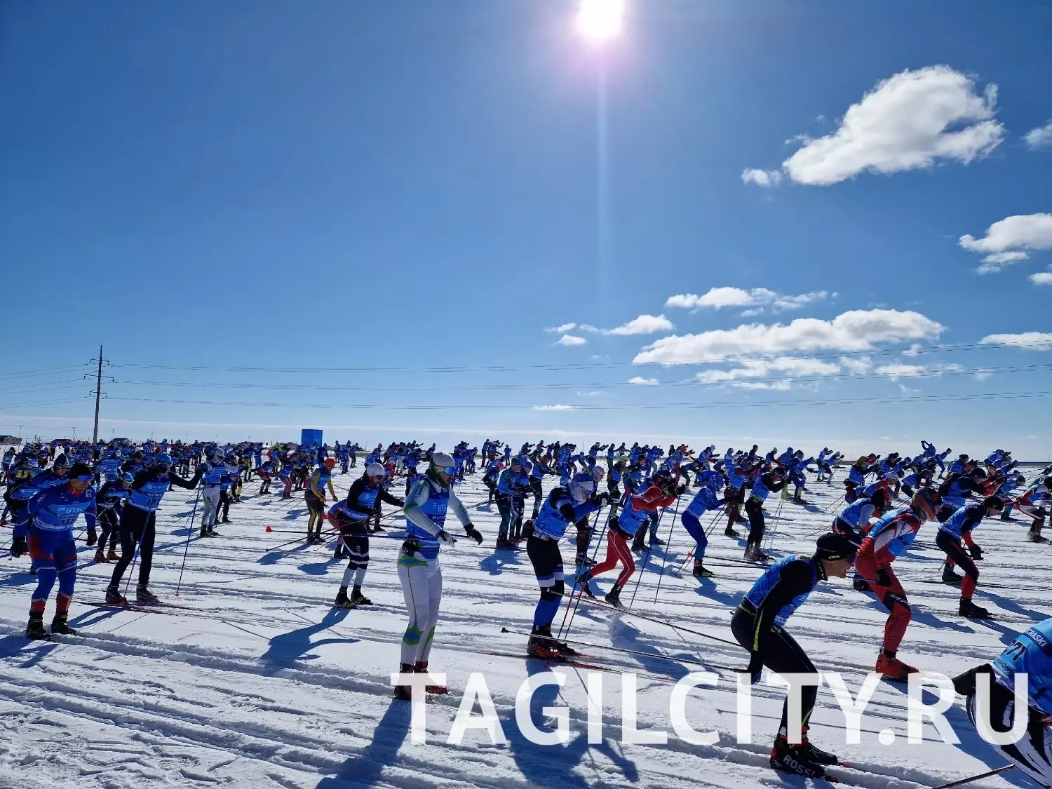 Старт XI Югорского лыжного марафона в Ханты-Мансийске.