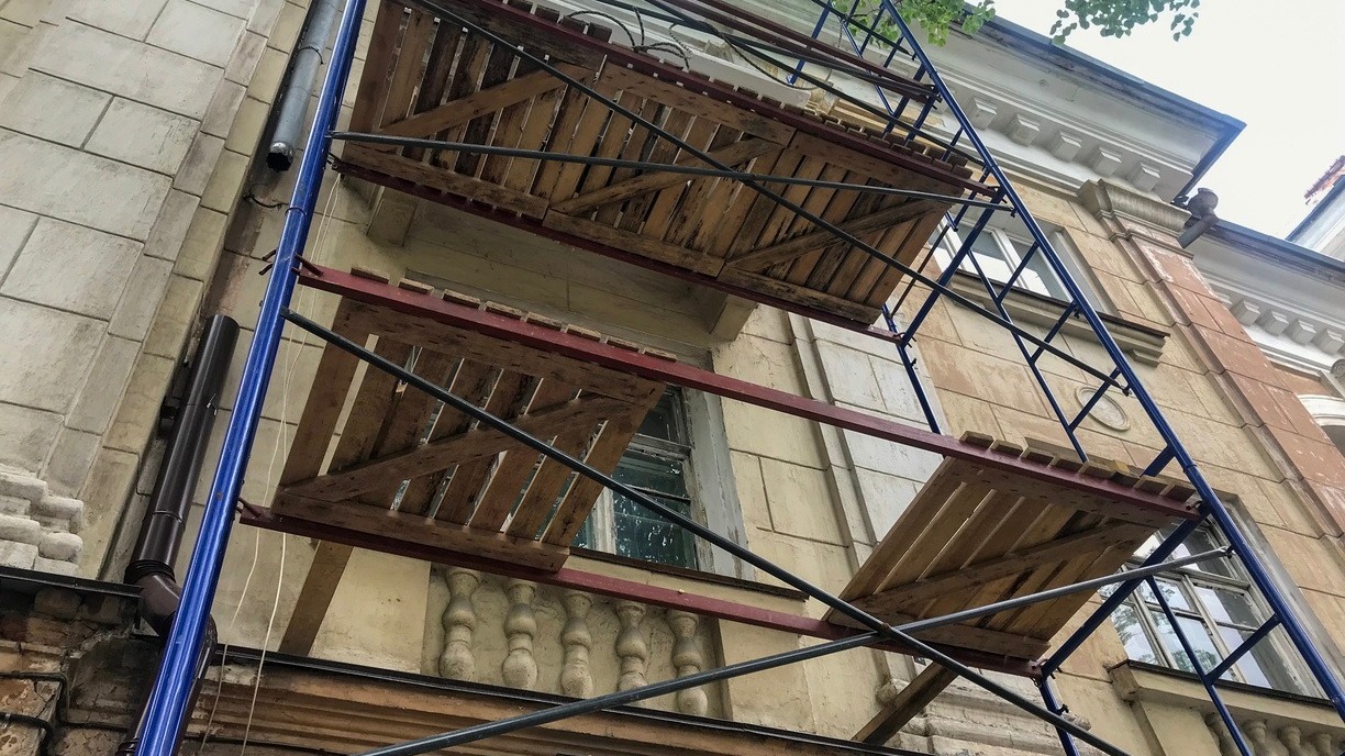 Ведется ремонт мозаичного панно на ДК «Юбилейный» в Нижнем Тагиле