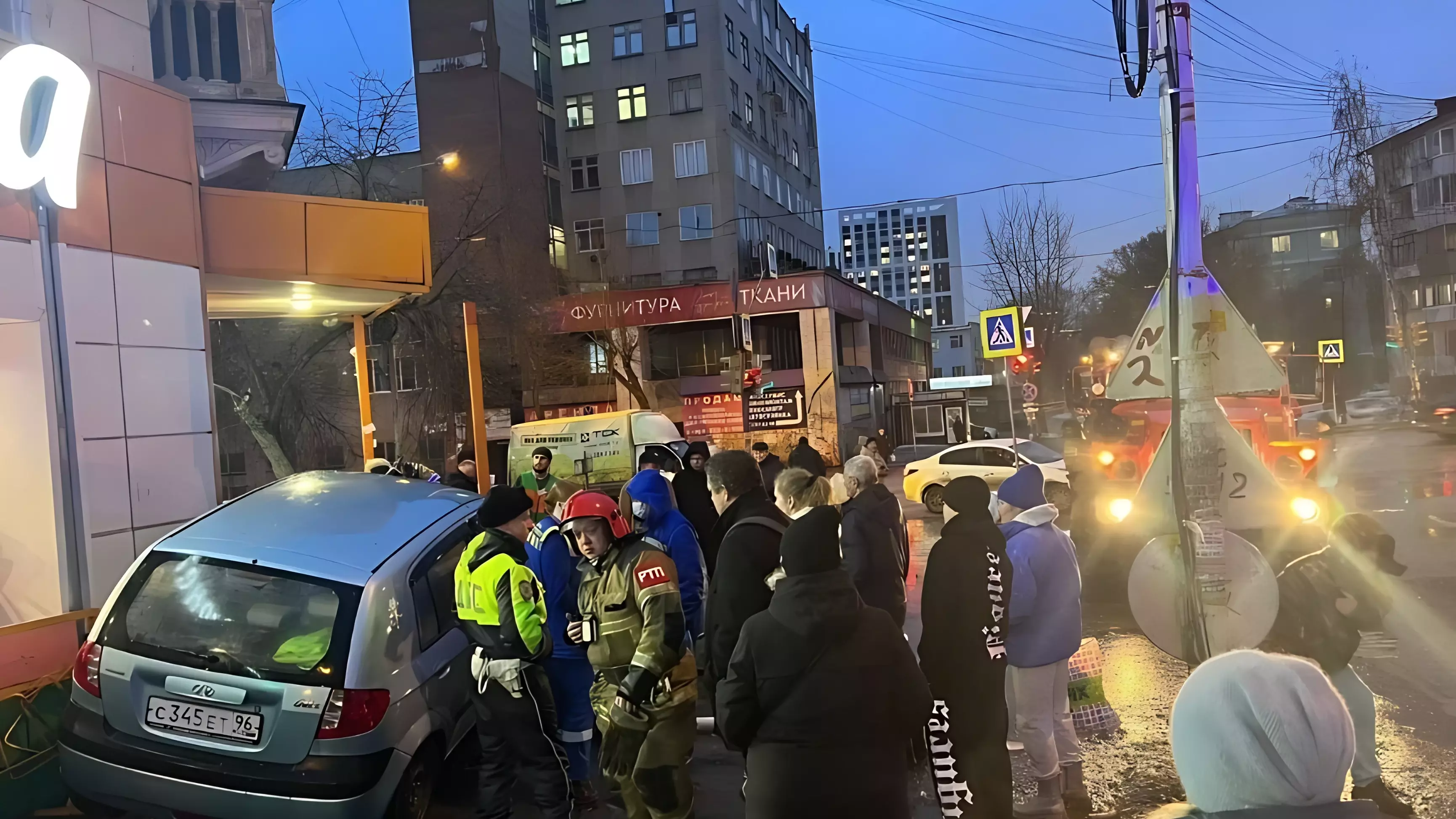 Водитель автомобиля сбил пешехода и влетел в крыльцо магазина в Екатеринбурге