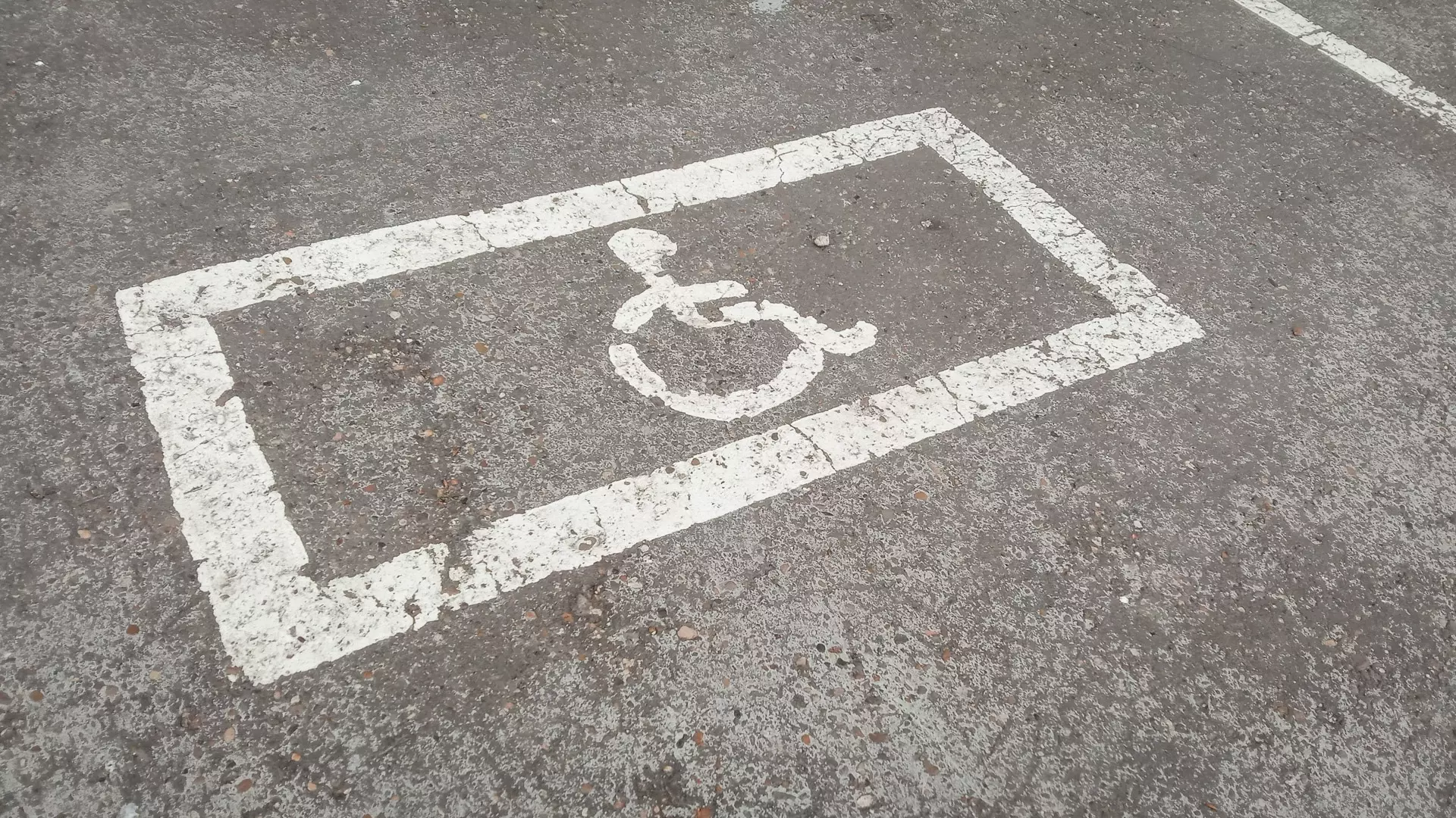 В Нижнем Тагиле инвалид не может добиться установки знака парковки у подъезда