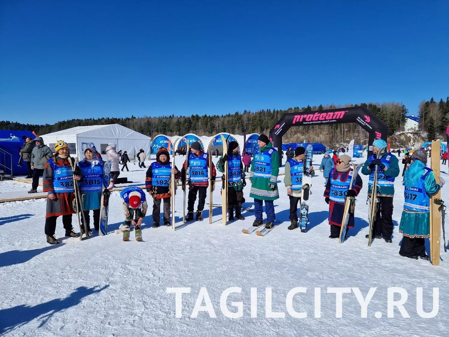 Участники XI Югорского лыжного марафона в Ханты-Мансийске.