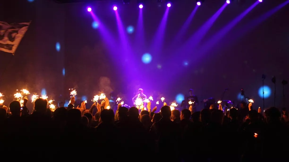 Фанат запрыгнул на сцену на концерте Гуфа в Екатеринбурге и чуть ли не был избит
