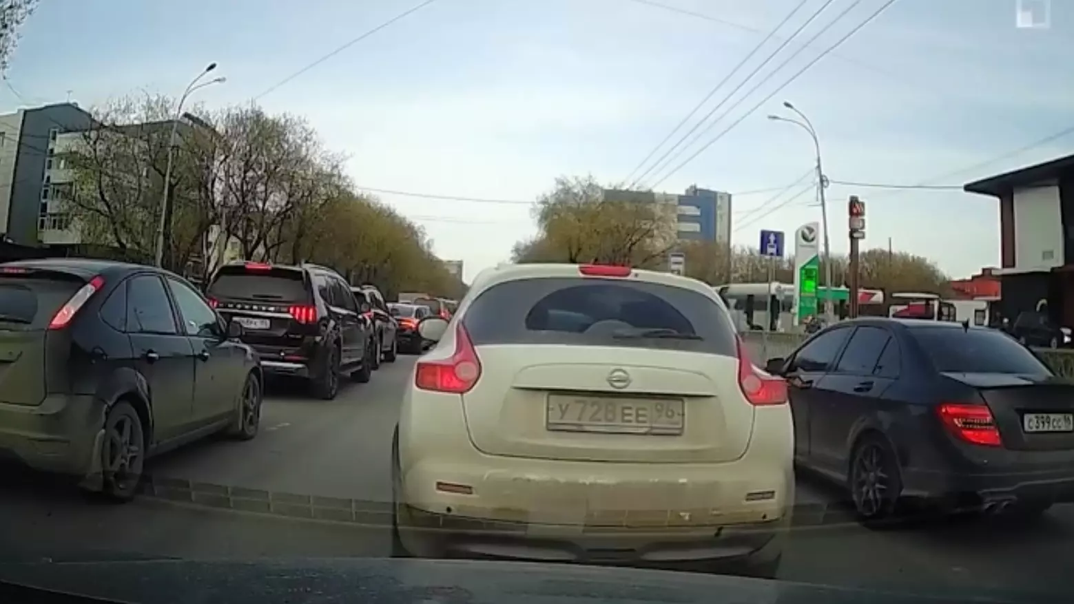 Житель Екатеринбурга снял номера с машины и проехал по выделенке