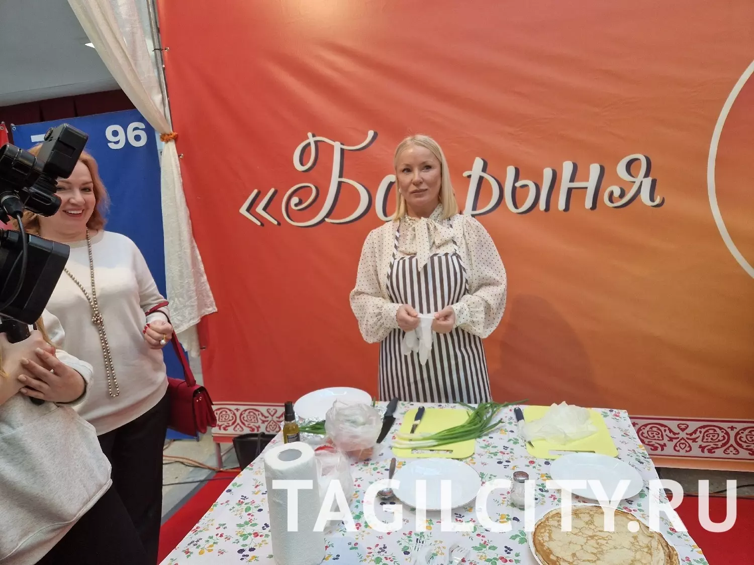 Мастер-класс по приготовлению блюд из блинов от организаторов фестиваля "Боярыня Масленица" в Нижнем Тагиле.