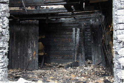 По факту гибели двух мужчин при пожаре на даче в Карпинске проводится проверка