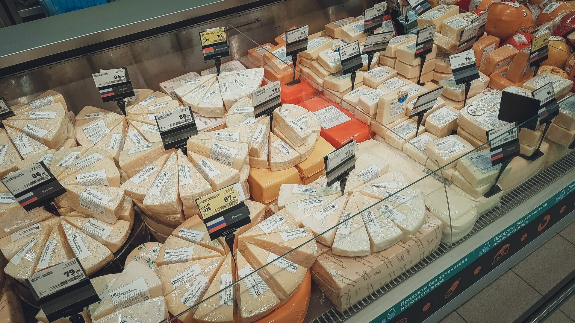 Жителям Екатеринбурга пытались продать пять тонн поддельного сыра
