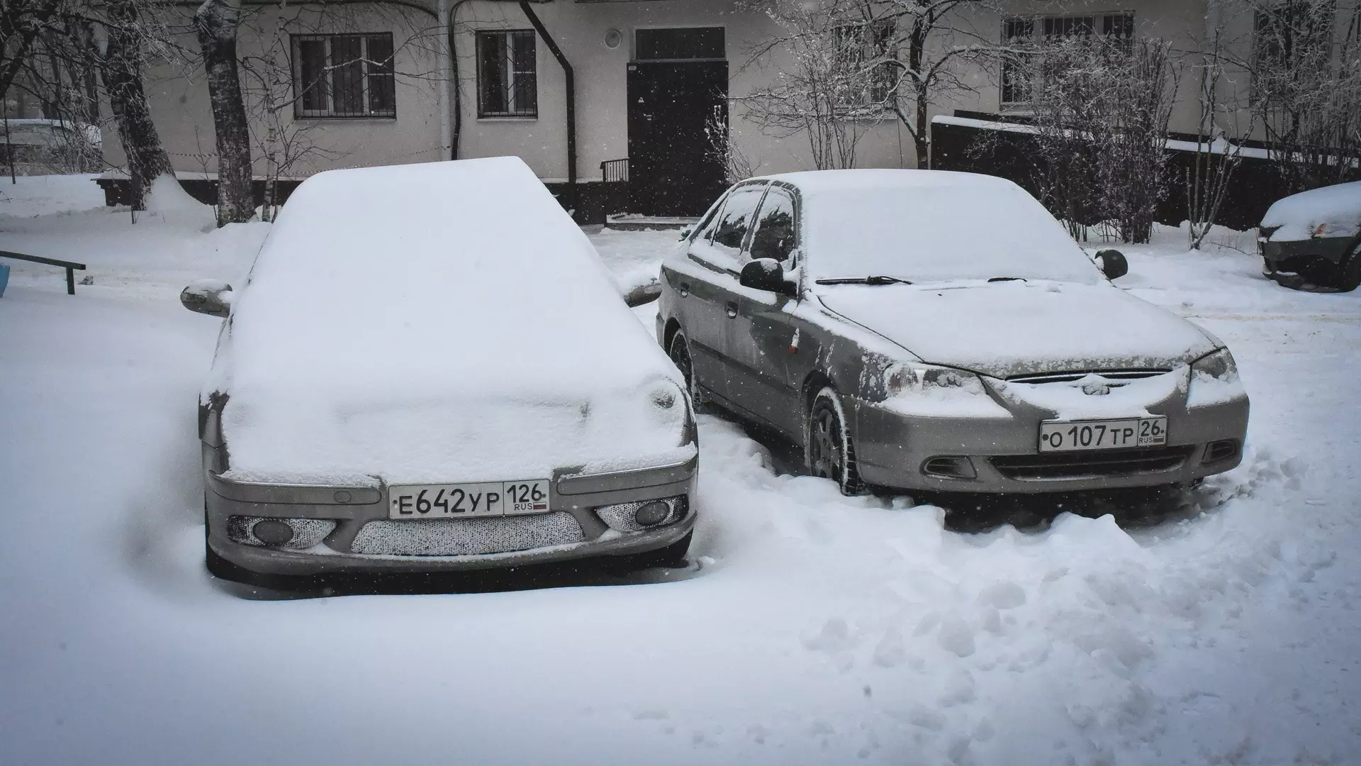 На Сахалине снегопады завалили первые этажи домов