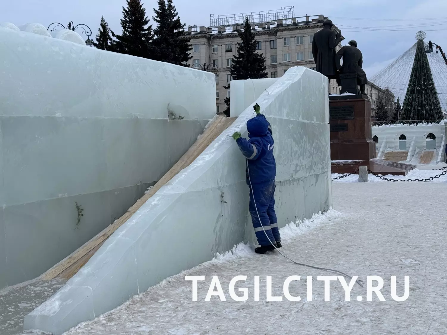 Демонтаж ледового городка в Нижнем Тагиле