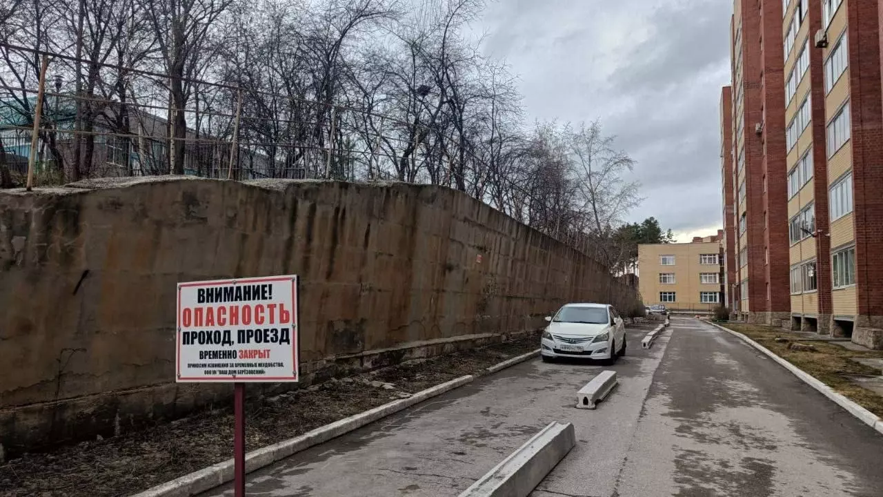 Мэр Березовского обвинил местного жителя в поврежденной машине из-за упавшего забора