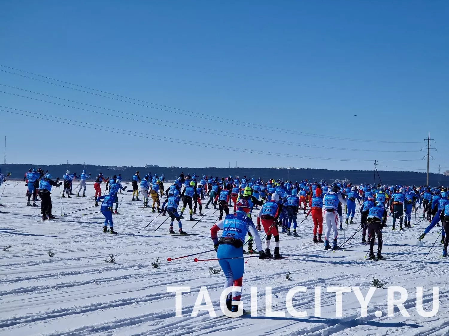 Старт XI Югорского лыжного марафона в Ханты-Мансийске.